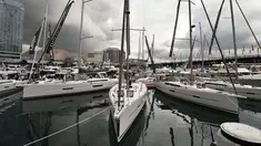 Yacht atau kapakl layar ringan dipamerkan dalam Sydney International Boat Show di Darling Harbour di Sydney, Australia (3/8). Acara pameran alat transportasi air ini berlangsung dari 3 sampai 7 Agustus. (AFP Photo/Peter Parks)