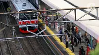 Calon penumpang KRL menunggu kereta di Stasiun Tanah Abang, Jakarta, Selasa (15/3/2022). PT KAI Commuter tetap menggunakan protokol kesehatan dengan menerapkan kapasitas pengguna sesuai ketentuan terbaru dari SE Kemenhub No.25/2022 adalah maksimum sebesar 60 persen. (Liputan6.com/Angga Yuniar)