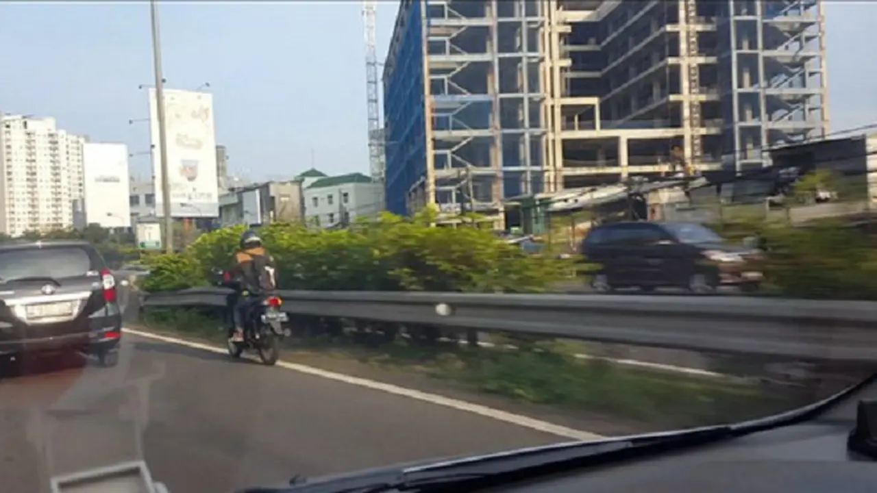 Motor Lewat Tol