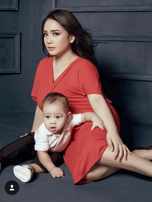 Nagita Slavina dan Rafathar juga turut serta dalam foto tersebut. Nagita tampil cantik dengan busana merah, sedangkan Rafathar tampil lucu dengan kemeja putih. (Foto: instagram.com/mariophotographie)