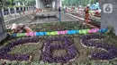 Petugas penanganan prasarana dan sarana umum (PPSU) Kelurahan Cipinang Besar Selatan saat menyelesaikan pembuatan taman di Jalan DI Panjaitan, Jakarta Timur, Rabu (14/12/2022). Dari 85.310 petugas di DKI Jakarta, sebanyak empat persen atau sekitar 3.400 orang di antaranya Penyedia Jasa Lainnya Perorangan (PJLP) berusia di atas 56 tahun. (merdeka.com/Iqbal S. Nugroho)