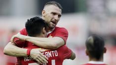 Pemain Persija Jakarta, Marko Simic dan Heri Susanto, merayakan kemenangan atas Barito Putra pada laga Liga 1 2019 di Stadion Patriot, Bekasi, Senin (23/9/2019). Persija menang 1-0 atas Barito Putra. (Bola.com/M Iqbal Ichsan)