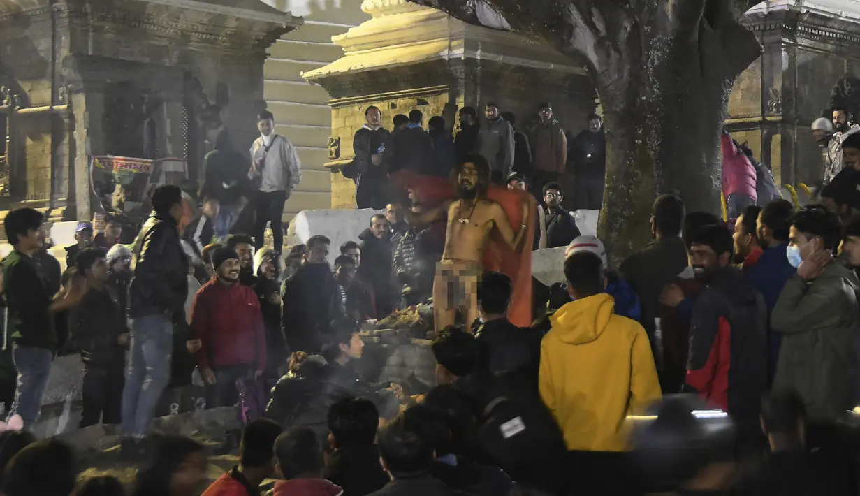 Seorang Sadhu (orang suci Hindu) berdiri di tangga ketika umat mengunjungi Kuil Pashupatinath pada malam festival Hindu Maha Shivaratri di Kathmandu (20/2/2020). Maha Shivaratri, sebuah festival Hindu yang dirayakan sebelum kedatangan musim semi. (AP/Niranjan Shrestha)