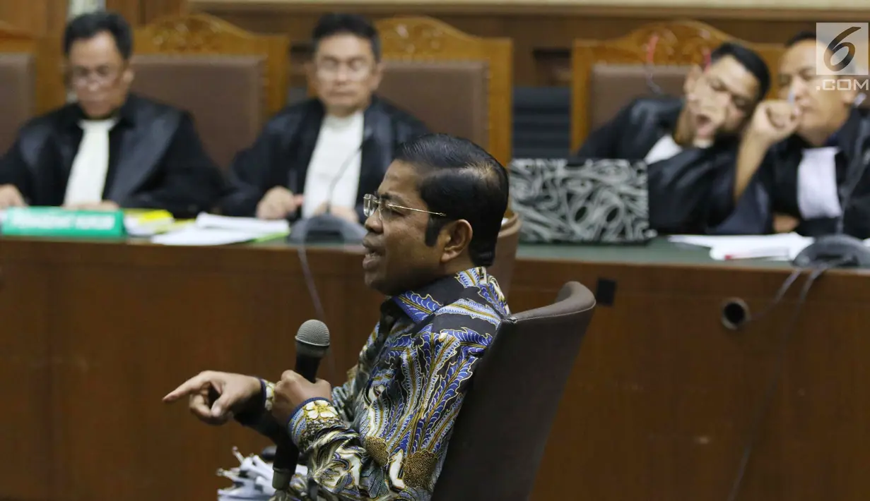Terdakwa dugaan penerimaan suap terkait kerja sama pembangunan PLTU Riau-1, Idrus Marham menjawab pertanyaan saat JPU KPK sidang lanjutan di Pengadilan Tipikor, Jakarta, Selasa (12/3). Sidang memeriksa keterangan terdakwa. (Liputan6com/Helmi Fithriansyah)
