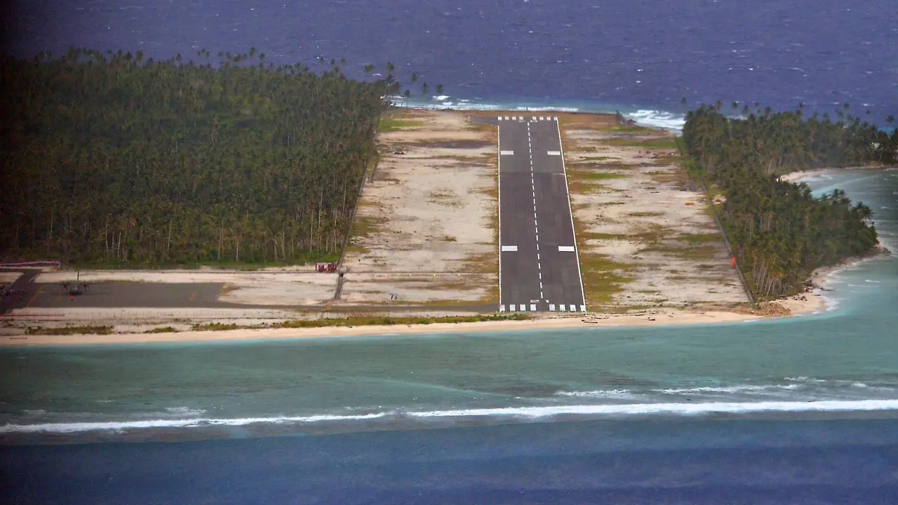Ketika Jokowi Membasuh Muka dengan Air Laut Pulau Miangas