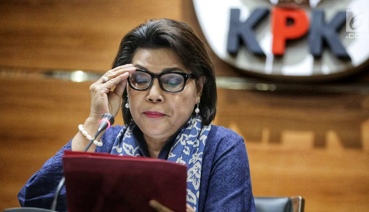 Wakil Ketua KPK Basaria Pandjaitan memberikan keterangan pers terkait operasi tangkap tangan (OTT) Bupati Lampung Selatan Zainudin Hasan di Gedung KPK, Jumat (27/7). KPK menetapkan 4 tersangka GR, ZH (Zainuddin), ABN dan AA. (Liputan6.com/Faizal Fanani)