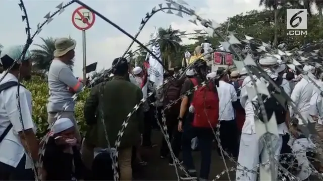 Polda Metro Jaya mengantisipasi penggunaan atribut Hizbut Tahrir Indonesia (HTI) saat aksi unjuk rasa 28 Juli di gedung Mahkamah Konstitusi (MK) Jakarta Pusat.