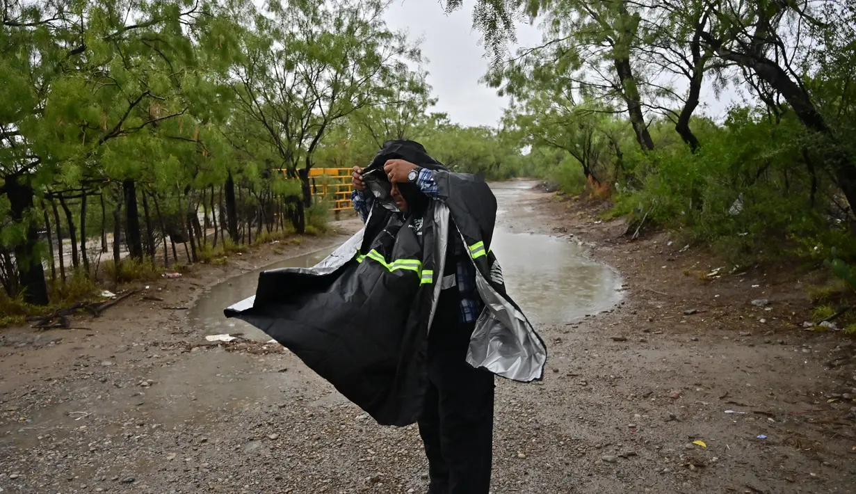 Seorang penyelamat berdiri di dekat tambang batu bara yang terendam banjir tempat 10 penambang terperangkap sejak 3 Agustus, di komunitas Agujita, Kota Sabinas, Negara Bagian Coahuila, Meksiko (15/8/2022). Otoritas Meksiko mengumumkan rencana untuk menutup kebocoran ke tambang batu bara di mana 10 pekerja telah terperangkap selama lebih dari seminggu, setelah banjir baru memberikan kemunduran besar bagi upaya penyelamatan. (AFP/Pedro Pardo)