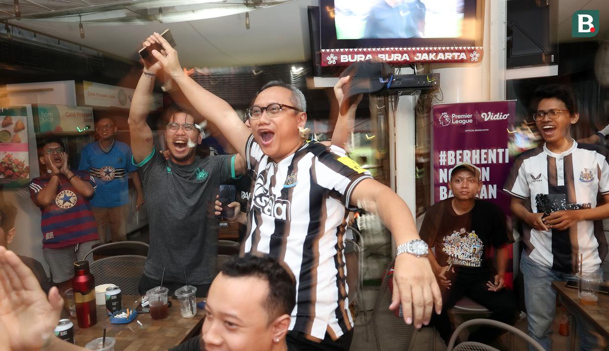 <p>Sejumlah pendukung Newcastle United yang tergabung dalam Indo Toon Army melakukan selebrasi ketika Sean Longstaff mencetak gol penyeimbang 1-1 ke gawang Brighton saat Roaring Night Liga Inggris 2023/2024 di Triboon Kemang, Jakarta Selatan, Sabtu (11/05/2024). (Bola.com/Abdul Aziz)</p>