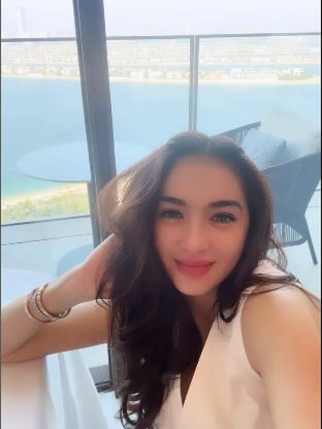 7 Momen Liburan Angel Karamoy di Dubai, Penampilannya Curi Perhatian