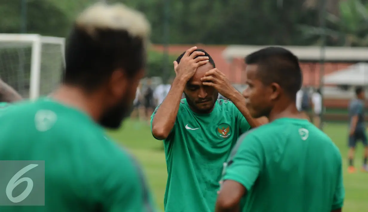 Pemain Timnas Indonesia saat beristirahat di sela sela latihan di SPH Karawaci, Tangerang, Selasa (15/11). Jelang berlaga di Piala AFF 2016, Timnas Indonesia fokus berlatih memaksimalkan peluang tendangan bola mati. (Liputan6.com/Helmi Fithriansyah)
