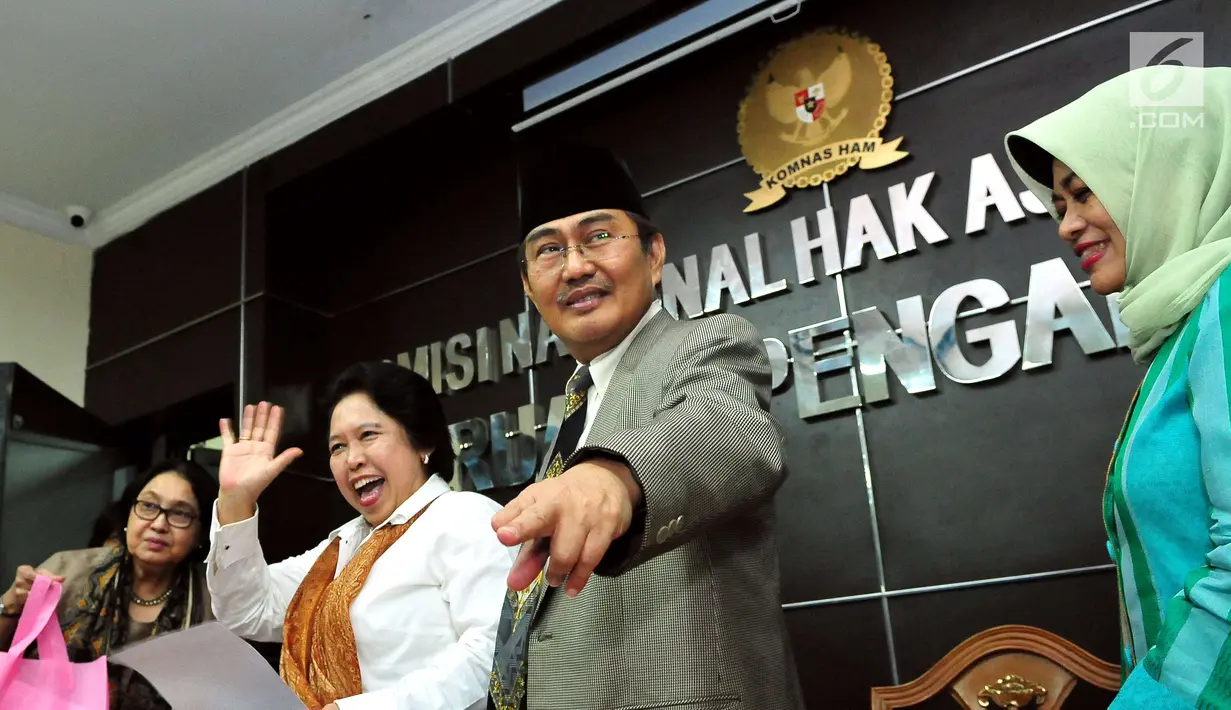 Jimly Asshiddiqie usai memberi keterangan terkait nama calon Komisioner Komnas HAM di Kantor Komnas HAM, Jakarta, Rabu (2/8). (Liputan6.com/Helmi Afandi)