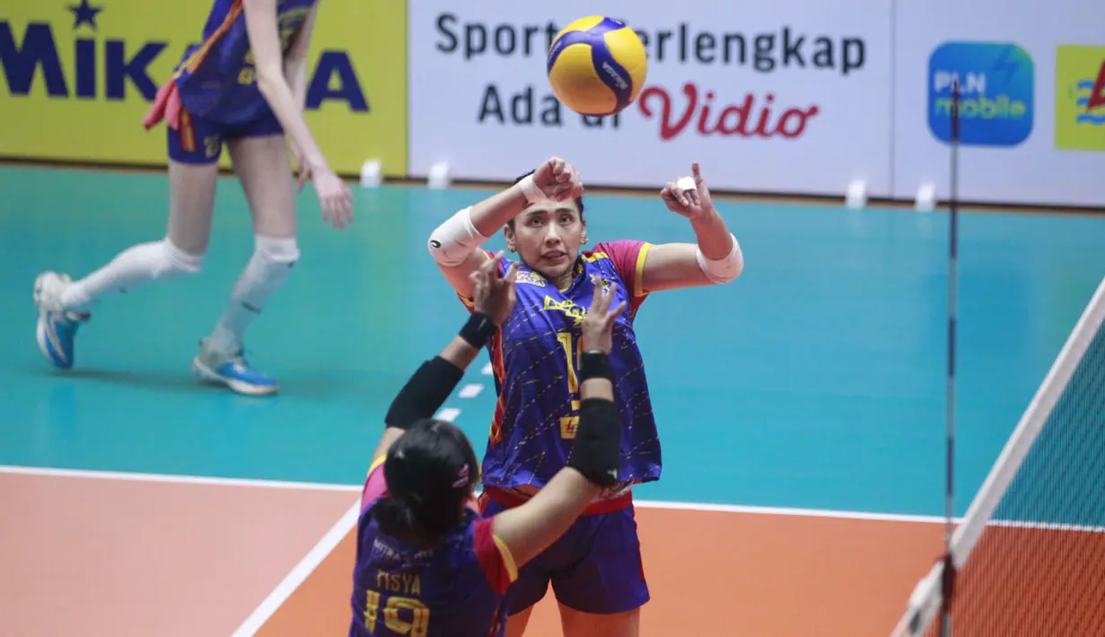 <p>Pemain Jakarta Electric PLN, Yolla Yuliana melompat untuk melepaskan spike menyambut umpan Tisya Amallya Putri saat menghadapi Jakarta Popsivo Polwan pada laga seri keempat putaran pertama PLN Mobile Proliga 2024 di GOR Tri Dharma Petrokimia, Gresik, Jawa Timur, Kamis (16/5/2024). Jakarta Electric PLN kalah 1-3 (23-25, 21-25, 25-19 dan 15-25). (Dok. PBVSI)</p>