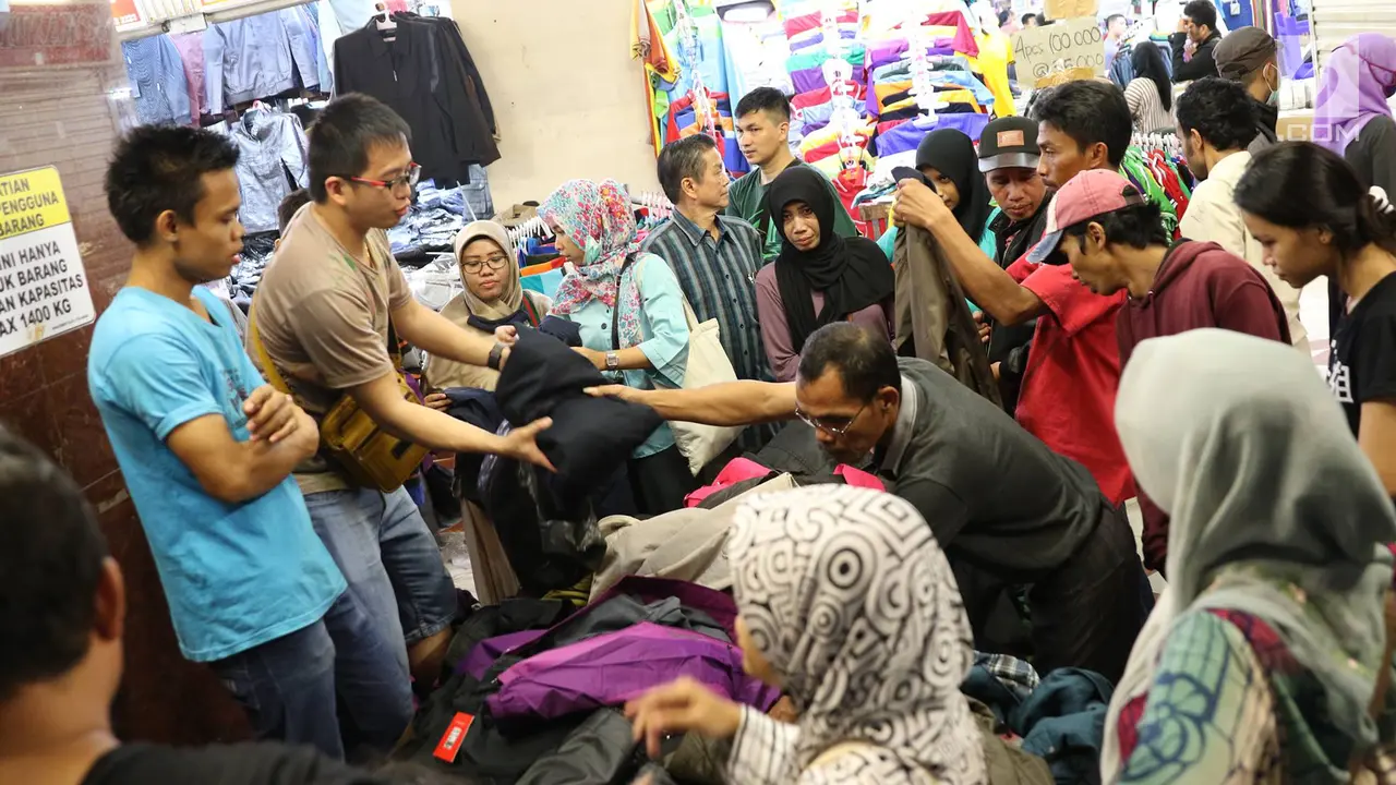 Cari Busana Muslim, Warga Serbu Pasar Tanah Abang