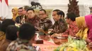 Presiden Joko Widodo berbincang dengan asosiasi pengusaha mikro, kecil dan menengah di Istana Merdeka, Jakarta, Selasa (18/6/2019). Jokowi mengatakan, pelaku UMKM di Indonesia memiliki kesempatan yang masih sangat longgar untuk mengembangkan usaha. (Liputan6.com/Angga Yuniar)