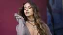 Hailee Steinfeld berpose untuk fotografer setibanya pada Gala Screening film 'Spider Man: Across the Spider Verse' di London, Kamis, 1 Juni 2023. (Photo by Scott Garfitt/Invision/AP)