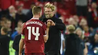Pelatih Liverpool, Jurgen Klopp, bersama Jordan Henderson, merayakan kemenangan atas Hoffenheim pada laga playoff Liga Champions, di Stadion Anfield, Kamis (24/8/2017). Liverpool menang 4-2 atas Hoffenheim. (AFP/Oli Scarff)