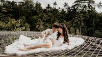 Kali ini, Reza dan Wendy melakukan pemotretan prewedding di Ubud, Bali. Keduanya nampak kompak mengenakan busana bernuansa putih. (Liputan6.com/IG/sstrebla)