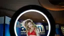 Aktris porno Alexa Grace berdiri di sebuah stan untuk bertemu dengan penggemar saat AVN Adult Entertainment Expo 2018 di Hard Rock Hotel and Casino Las Vegas, Nevada, Amerika Serikat, Rabu (24/1). (Foto AP/John Locher)