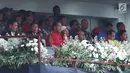 Presiden RI, Joko Widodo (ketiga kiri depan) bersama sejumlah menteri menyaksikan langsung laga pembuka turnamen Piala Presiden 2018 di Stadion GBLA, Bandung, Selasa (16/1). Laga dimenangkan Persib 1-0 atas Sriwijaya FC. (Liputan6.com/Helmi Fithriansyah)