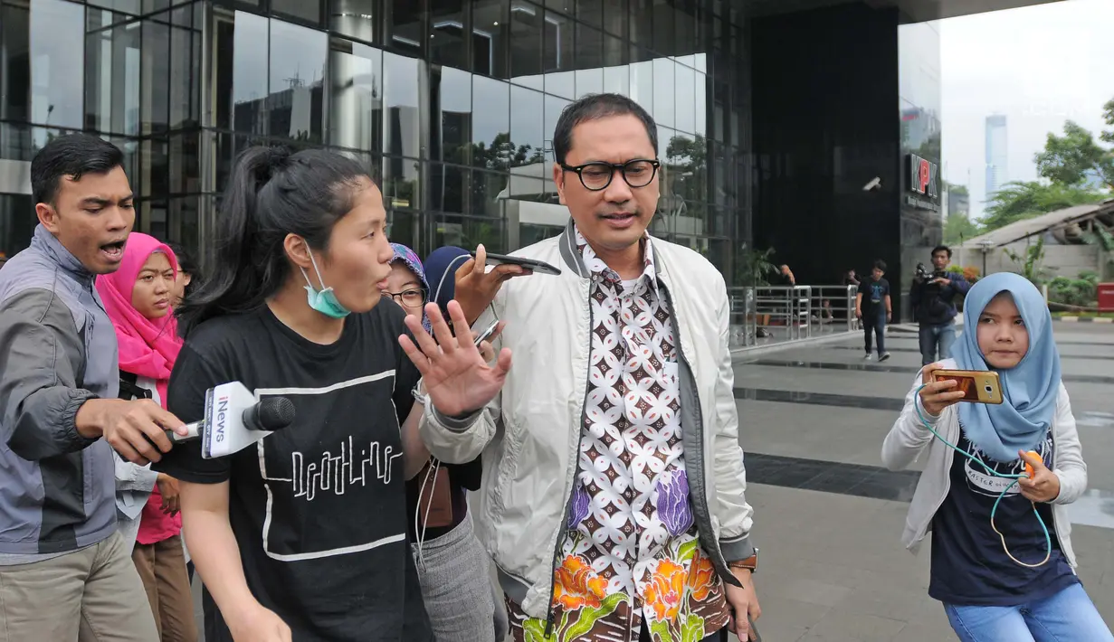 Dirut PT Garuda Maintenance Facility (GMF) AeroAsia, Iwan Joenarto usai menjalani pemeriksaan di gedung KPK Jakarta, Senin (29/01). (Liputan6.com/Herman Zakharia)