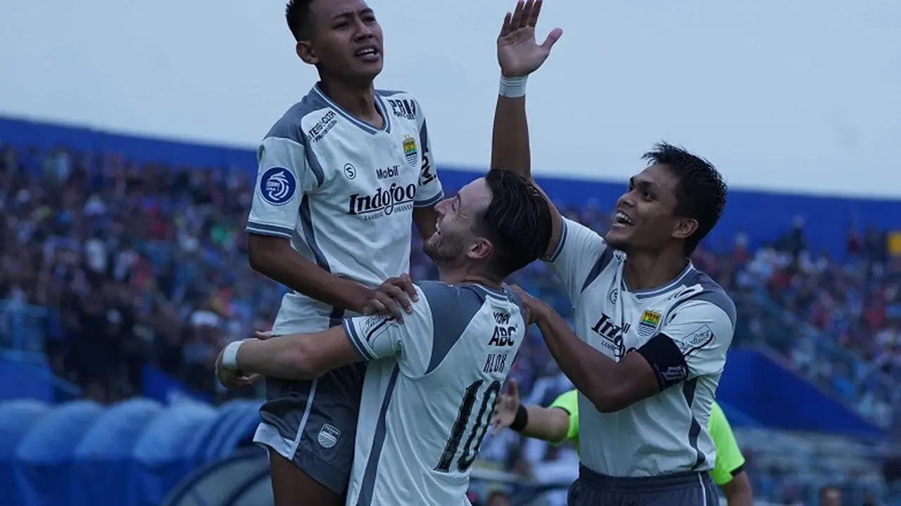 Persib Bandung kalahkan Arema FC 2-1.
