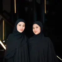 Aaliyah Massaid akhirnya terlihat dalam satu frame bersama sahabat Fuji, Azizah Salsha. [Foto: Instagram/thoibaconcept]