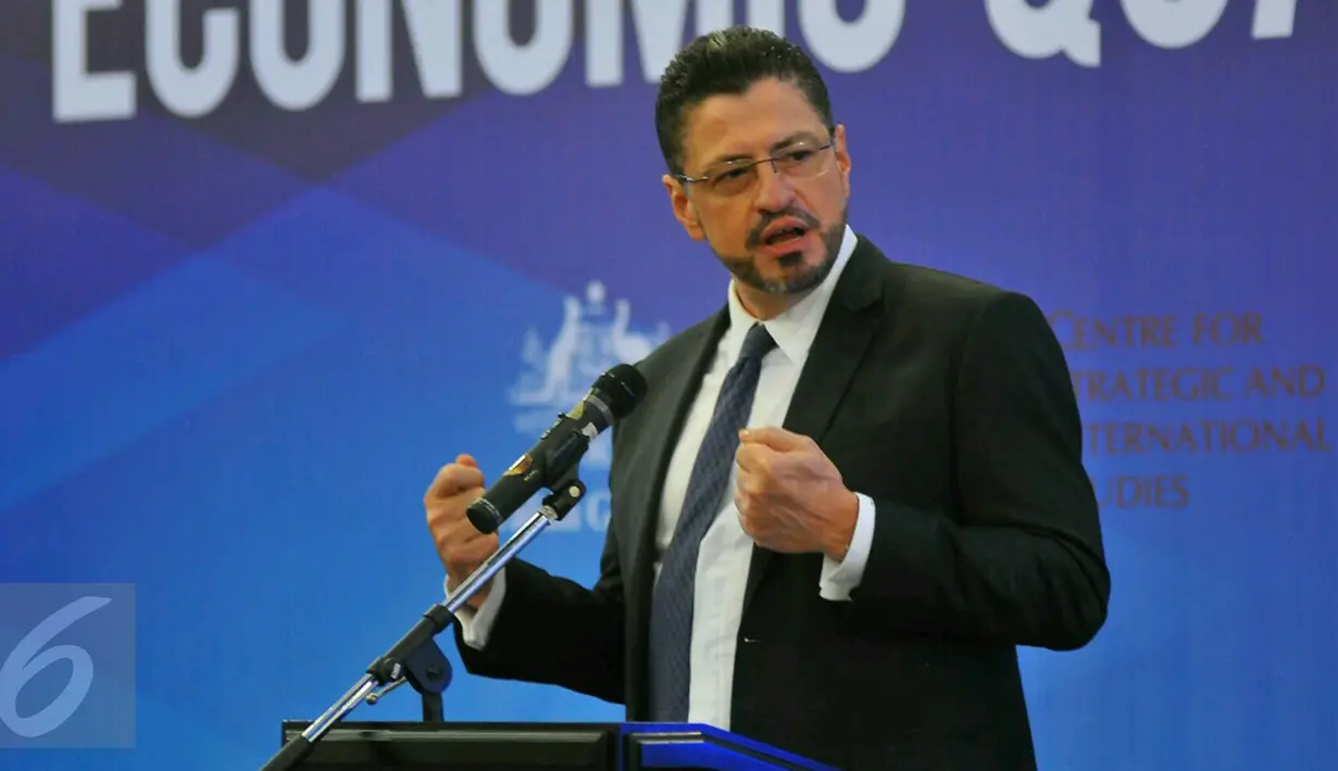 Kepala Perwakilan Bank Dunia untuk Indonesia Rodrigo Chaves saat memberikan pemaparan dalam Indonesia Economic Quarterly, Jakarta, Selasa (17/1). Potensi bagi Indonesia untuk tumbuh secara inklusif memiliki peluang yang cukup besar.(Liputan6.com/Angga Y)