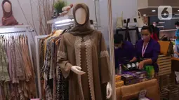 Pekerja merapikan produk yang di jual saat bazar Ramadhan Persatuan Istri Anggota di Lobby Nusantara III, Kompleks Parlemen MPR/DPR-DPD, Senayan, Jakarta, Selasa (19/4/2022).  (Liputan6.com/Angga Yuniar)