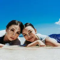 Nola Be3 bersama anaknya, Naura. (Instagram/riafinola)