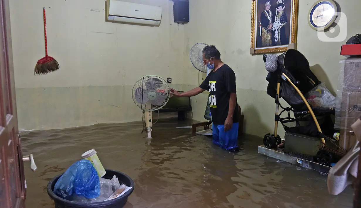 Banjir merendam rumah warga di RW 06 kawasan Mekarsari, Depok, Jawa Barat, Sabtu (20/2/2021). Banjir yang disebabkan meluapnya aliran Kali Cipinang Timur ini terjadi akibat intensitas hujan tinggi di wilayah tersebut (Liputan6.com/Herman Zakharia)