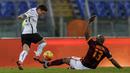 Bek sayap AS Roma, Maicon menekel pemain Atalanta, Alejandro Gomez  pada laga Serie A di Stadion Olimpico, Italia, Minggu (29/11/2015). (AFP Photo/Andreas Solaro)