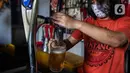 Pekerja menyiapkan minuman keras atau miras di mesin pendingin di salah satu kafe kawasan Jakarta Selatan, Selasa (2/3/2021). Aturan yang diteken oleh Presiden Joko Widodo pada 2 Februari 2021 terkait memperbolehkan masyarakat untuk berinvestasi di produk miras dicabut. (Liputan6.com/Johan Tallo)