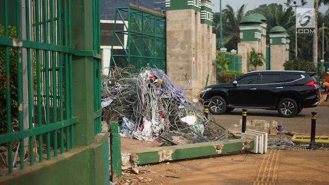 Sampah-sampah sisa bentrok antara mahasiswa dan polisi dalam unjuk rasa di depan Gedung DPR RI, Jakarta, Rabu (25/9/2019). Bentrokan pada Selasa (24/9/2019) menyisakan sampah yang memenuhi kawasan di sekitar Gedung DPR. (Liputan6.com/Immanuel Antonius)