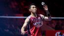 <p>Pebulu tangkis tunggal putra Indonesia, Jonatan Christie memungut kok dalam laga 32 besar Indonesia Open 2025 melawan wakil Singapura, Jia Heng Jason Teh di Istora Senayan, Jakarta, Selasa (03/06/2025). (Bola.com/Bagaskara Lazuardi)</p>