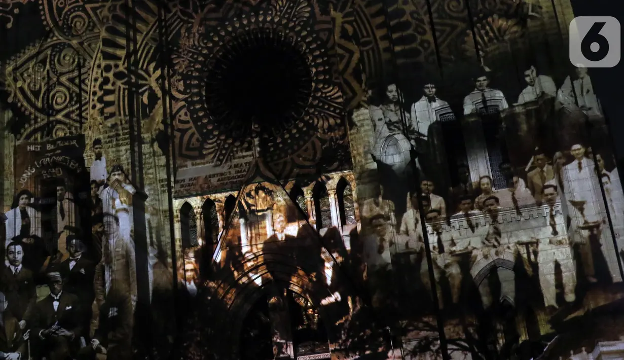 Pemutaran video mapping di Gereja Katedral menampilkan sejarah Kongres Pemuda II , Jakarta, Minggu (27/12/2019). Pemutaran video mapping ini untuk memperingati Hari Sumpah Pemuda ke-91 dan berlangsung hingga 28 Oktober. (Liputan6.com/Helmi Fithriansyah)