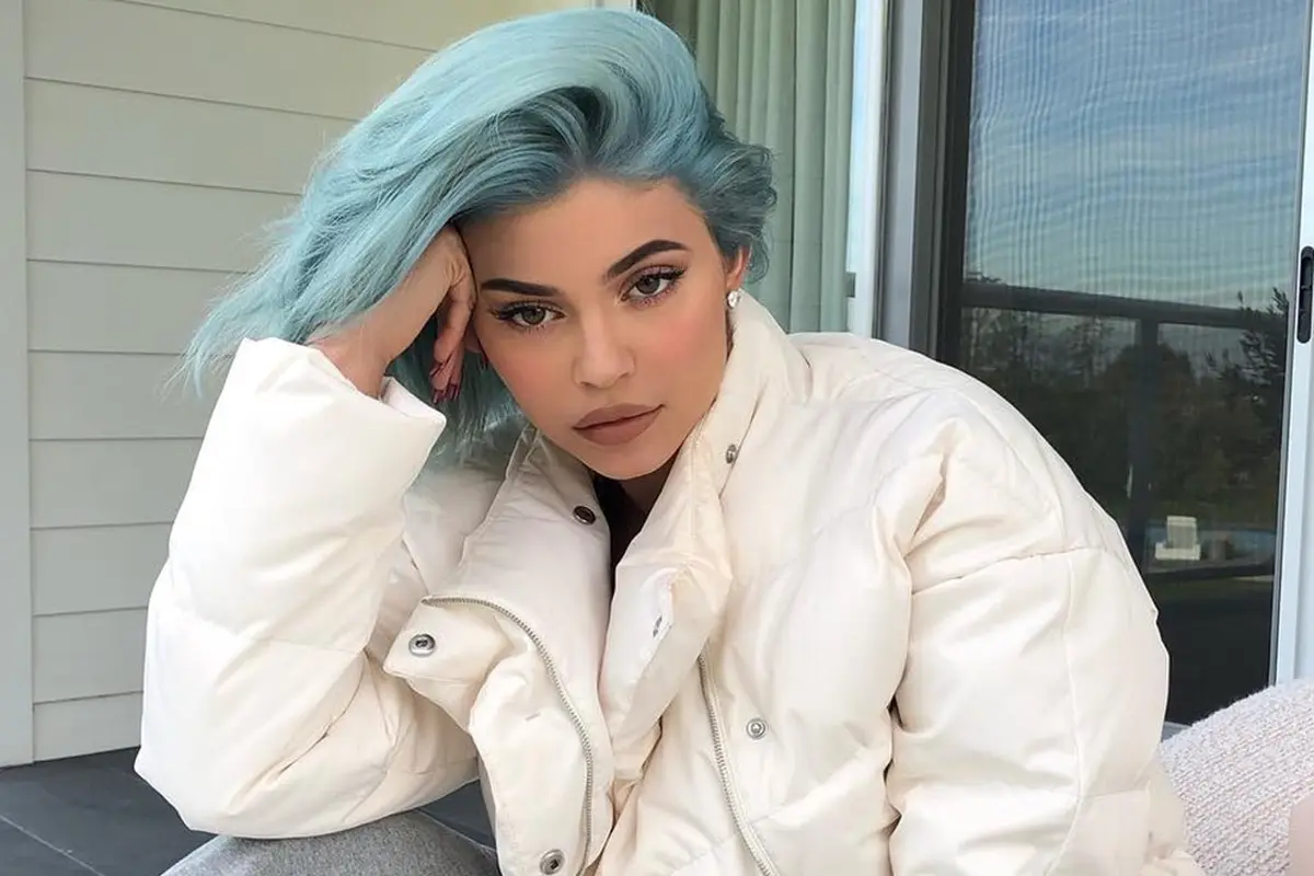 Sambut Tahun Baru, Kylie Jenner Pamer Rambut Warna Biru