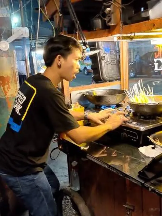 Viral, Momen Pedagang Telur Gulung Jualan Sambil Nge-DJ Ini Keren