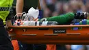 Kiper Manchester City, Ederson Moraes, ditarik keluar akibat benturan saat melawan Liverpool pada laga Premier League di Stadion Ettihad, Manchester, Sabtu (9/9/2017). Akibat insiden ini Ederson mengalami luka parah. (AFP/Paul Ellis)