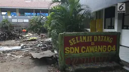 Kondisi sekolah SDN Cawang 04 yang sedang dalam tahap pengerjaan rehabilitasi, Jakarta, Kamis (23/11). Rehabilitasi berat yang dimaksud yakni perbaikan sekolah pada bagian pagar, plafon, kusen, dan lainnya. (Liputan6.com/Immanuel Antonius)