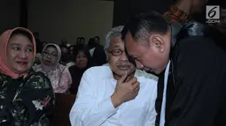 Terdakwa dugaan suap perizinan tambang nikel di dua kabupaten di Sulawesi Tenggara, Nur Alam berbincang dengan penasehat hukumnya jelang mengikuti sidang putusan di Pengadilan Tipikor, Jakarta, Rabu (28/3). (Liputan6.com/Helmi Fithriansyah)