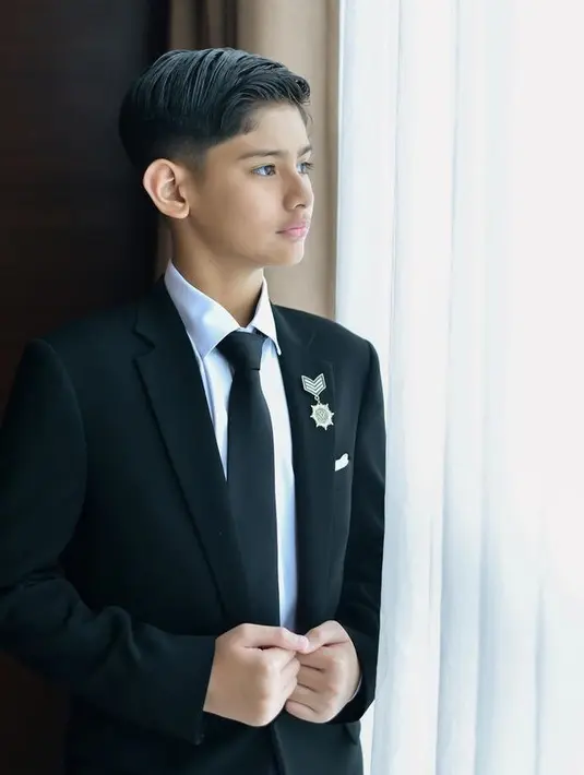 King Faaz putra tampan Fairuz A Rafiq tampil rapi dengan model rambut Ivy league haircut memberikan potongan yang lebih panjang pada bagian atas dari sisi samping rambut. Selain itu, rambut pada bagian tengah nantinya disisir ke arah samping menyesuaikan garis belahan rambut. [@fairuzarafiq]