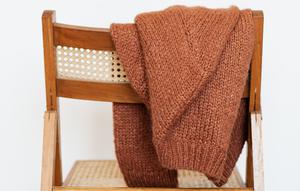 Outfit bahan rajutan termasuk sweater ini memang mudah sekali muncul serat-serat kasar. (Foto: Pexels.com/Karolina Grabowska)