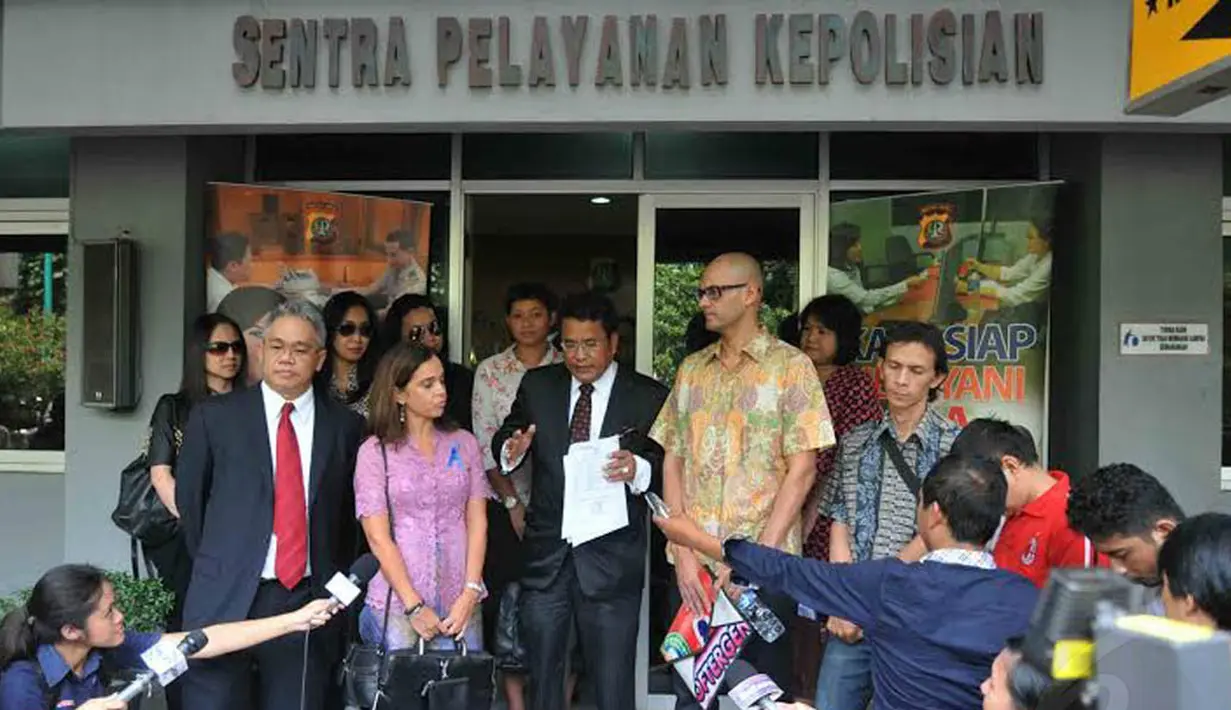 Hotman Paris yang menemani guru itu melaporkan orangtua siswa JIS yang menyebut kliennya terindikasi terlibat kejahatan seksual di sekolah tersebut (Liputan6.com/ Johan Tallo)