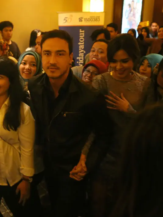 Jalinan cinta antara Raisa dan Hamish ini memang dirahasiakn keduanya. Pasalnya mereka tak juga memberikan pernyataan, hanya sekedar menunjukan kemesraan yang selalu diabadikan di media sosial. (Nurwahyunan/Bintang.com)