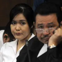 Terdakwa kasus pembunuhan Wayan Mirna, Jessica Kumala Wongso dan penasehat hukumnya menyimak keterangan saksi Ahli Patologi Forensik dari Australia, Profesor Beng Ong di PN Jakpus, Senin (5/9). (Liputan6.com/Helmi Afandi)