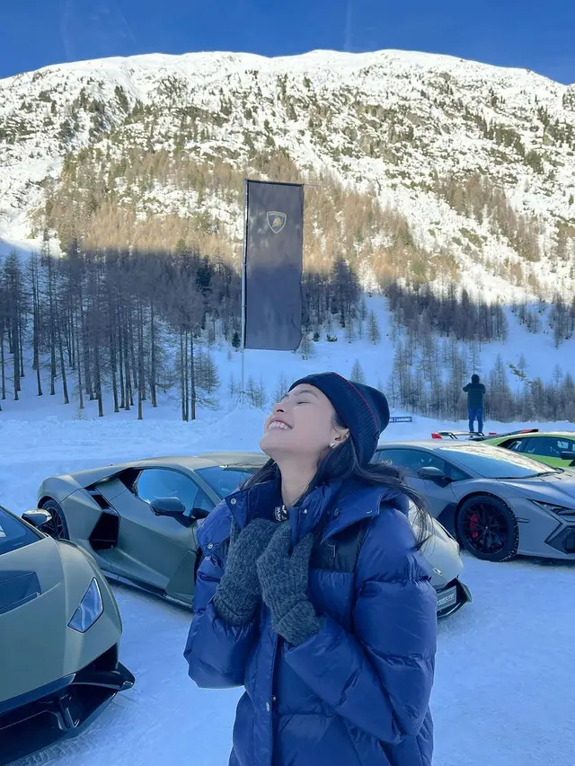 7 Potret Maudy Ayunda saat Liburan sambil Kerja di Italia, Jajal Ngedrift