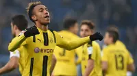 Striker Dortmund, Pierre-Emerick Aubameyang, merayakan gol yang dicetaknya ke gawang Hamburg pada laga Liga Jerman di Hamburg, Jerman, Sabtu (5/11/2016). (AFP/Carmen Jaspersen)  