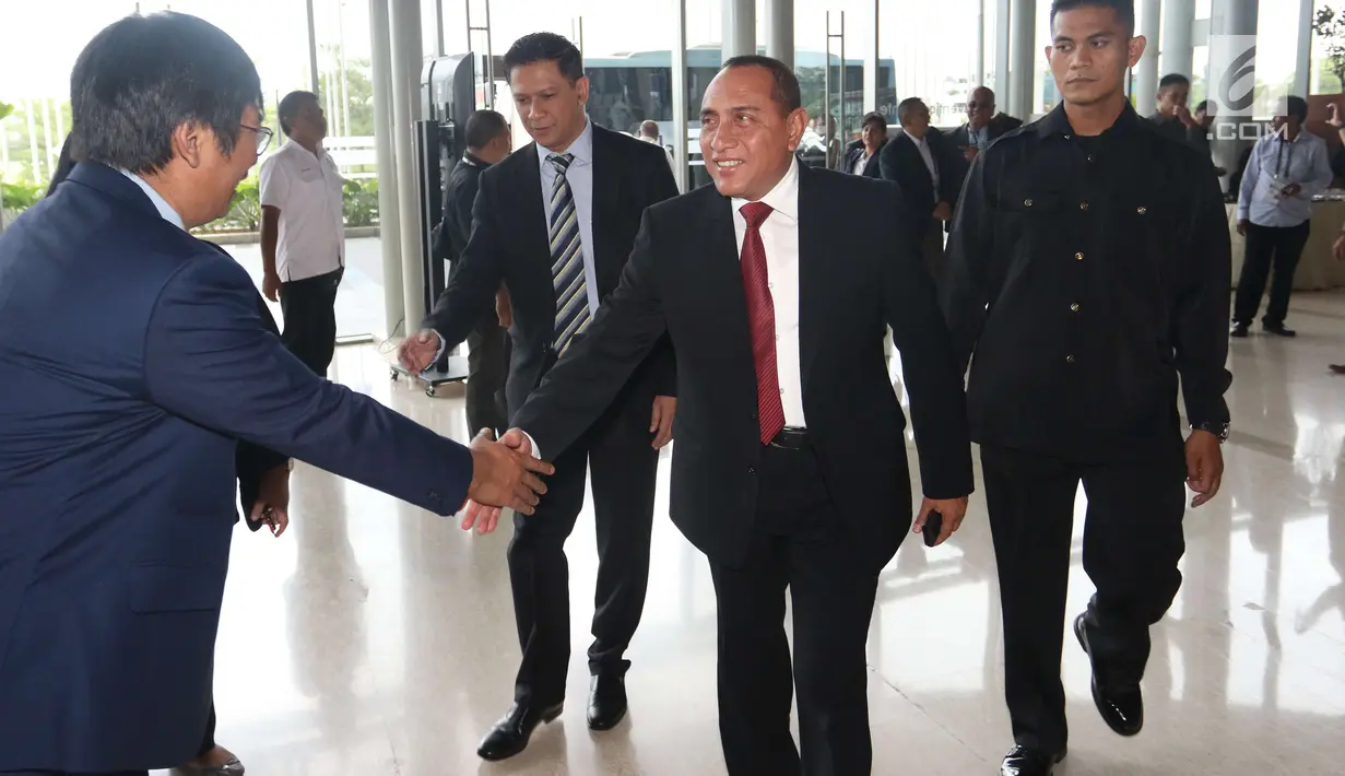 Ketum PSSI Edy Rahmayadi saat tiba dalam kongres PSSI 2018 di ICE, BSD, Tangerang Selatan, Sabtu (13/1). Agenda kongres ini adalah amandemen Statuta PSSI serta pembahasan rencana program strategis dan kerja PSSI di 2018. (Liputan6.com/Angga Yuniar)