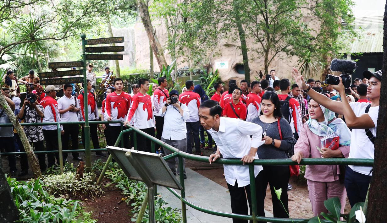 Presiden Joko Widodo bersama keluarga saat berlibur di Kebun Binatang Ragunan, Jakarta, Kamis (29/6). Mengisi libur Lebaran, Jokowi beserta keluarga memanfaatkannya untuk berlibur di kebun binatang beserta keluarga. (Liputan6.com/Angga Yuniar)